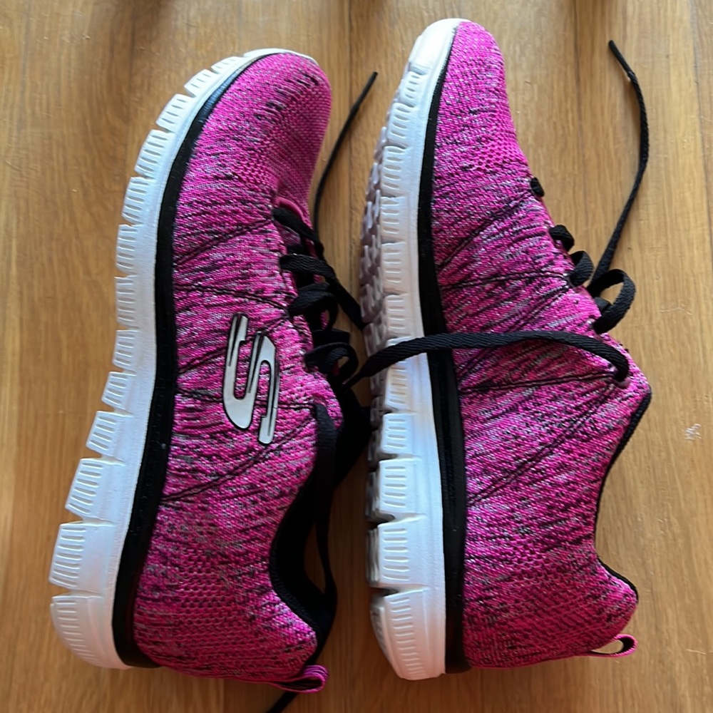NWOT Womens Skechers Memory Foam Sneakers: Size 8.5 - Picture 2 of 6